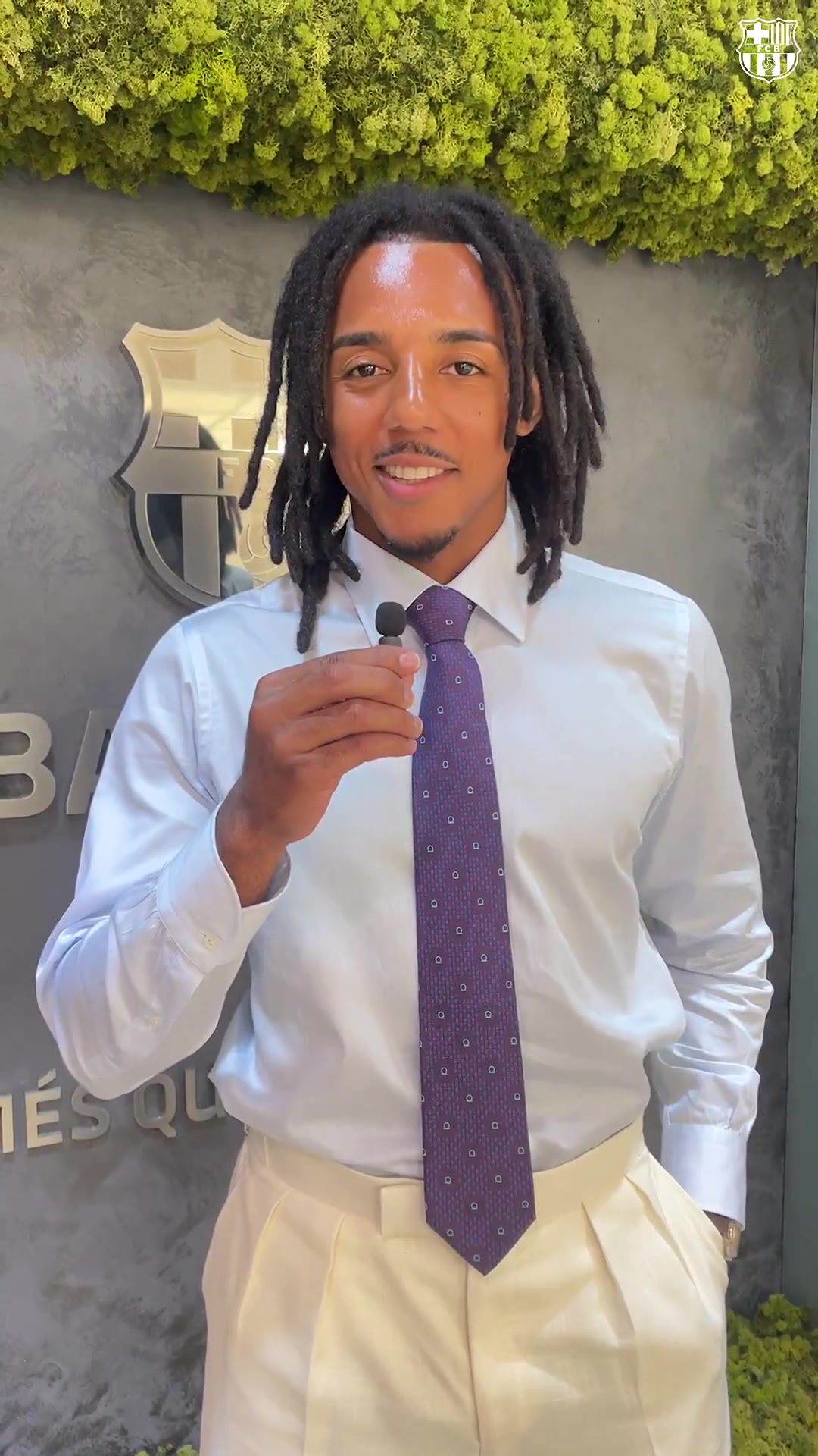 开云体育在线-续约至2030年！巴萨官方社媒晒孔德签署新合同视频