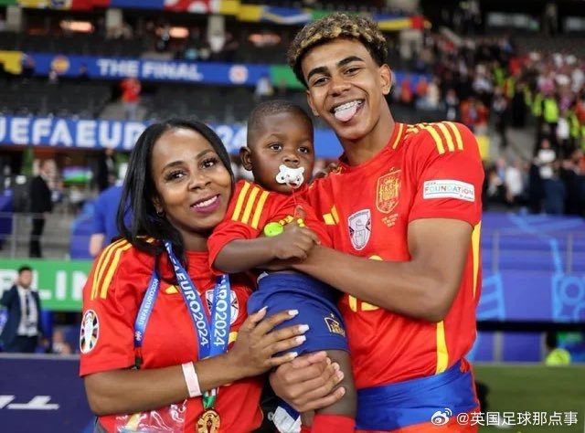 开云-【17岁让全家退休】亚马尔谈及为母亲买房：‘你想要哪一套？