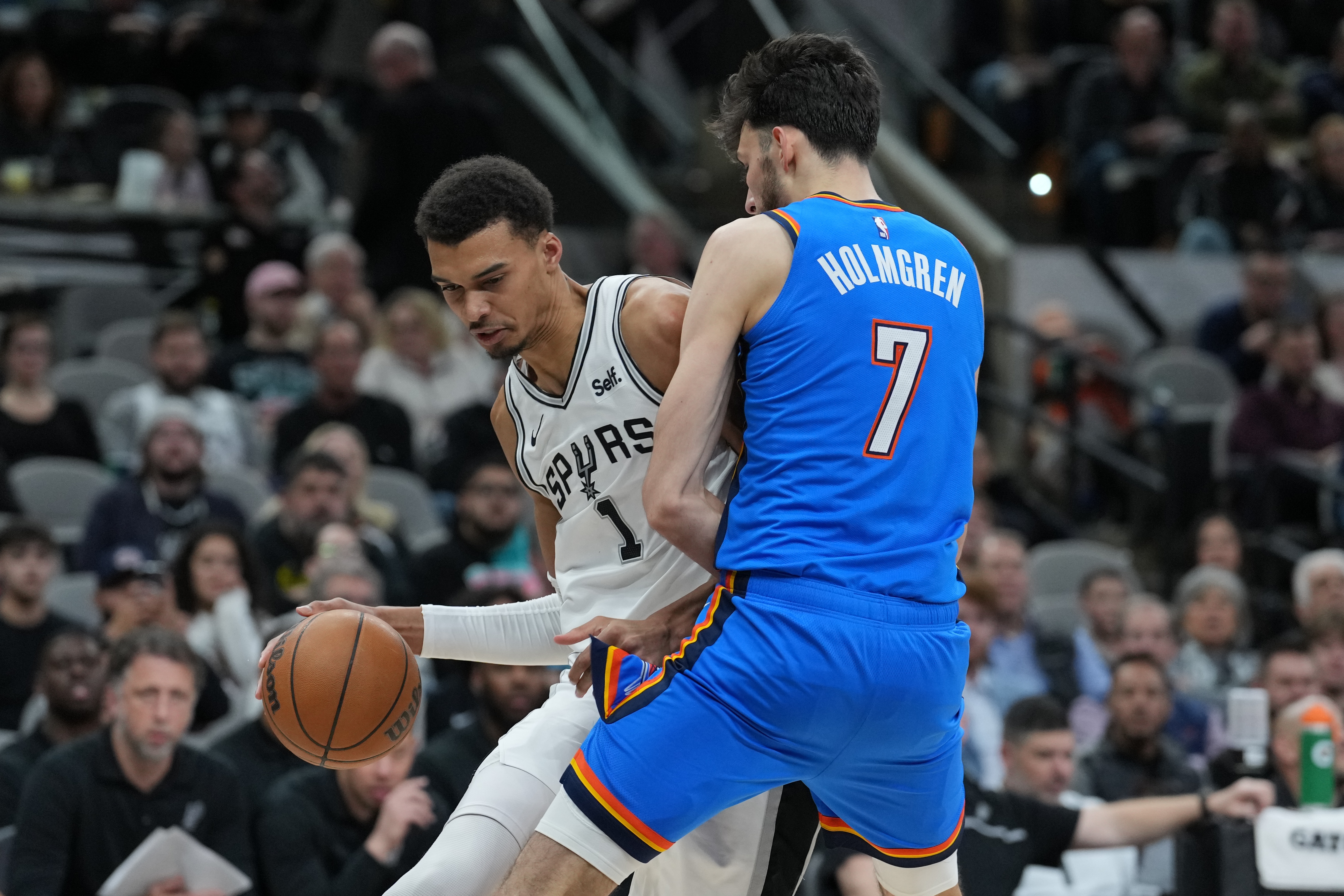 开云-两度生吃！美网友：文班一打切特就来劲 文班拿捏对位&amp;切特有戒指